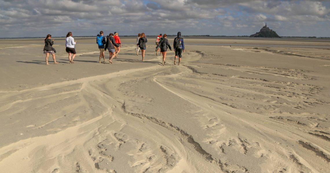 traversée à pied des sables de la baie du mont sant michel