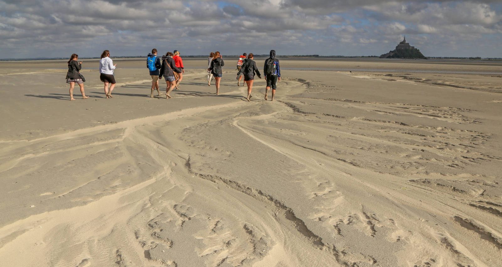 traversée à pied des sables de la baie du mont sant michel