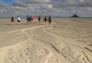 traversée à pied des sables de la baie du mont sant michel